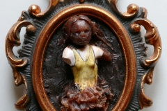 'KLEINE TÖDIN‘, 2024 16cm x 10cm x 3cm, wax, porcelain, frame