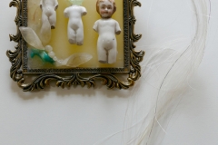 'DREIERLEI', 2024, 12cm x 12cm x 2cm, Wachsrelief, Porzellan, Glas, Pferdehaar