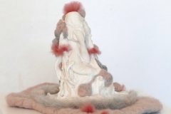 'INWÄRTSSCHLUPF', 2022, 16cm x 23cm x 19cm , porcelain, merino wool - 2