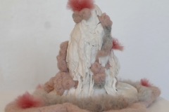 'INWÄRTSSCHLUPF', 2022, 16cm x 23cm x 19cm , porcelain, merino wool - 3