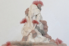 'INWÄRTSSCHLUPF', 2022, 16cm x 23cm x 19cm , porcelain, merino wool